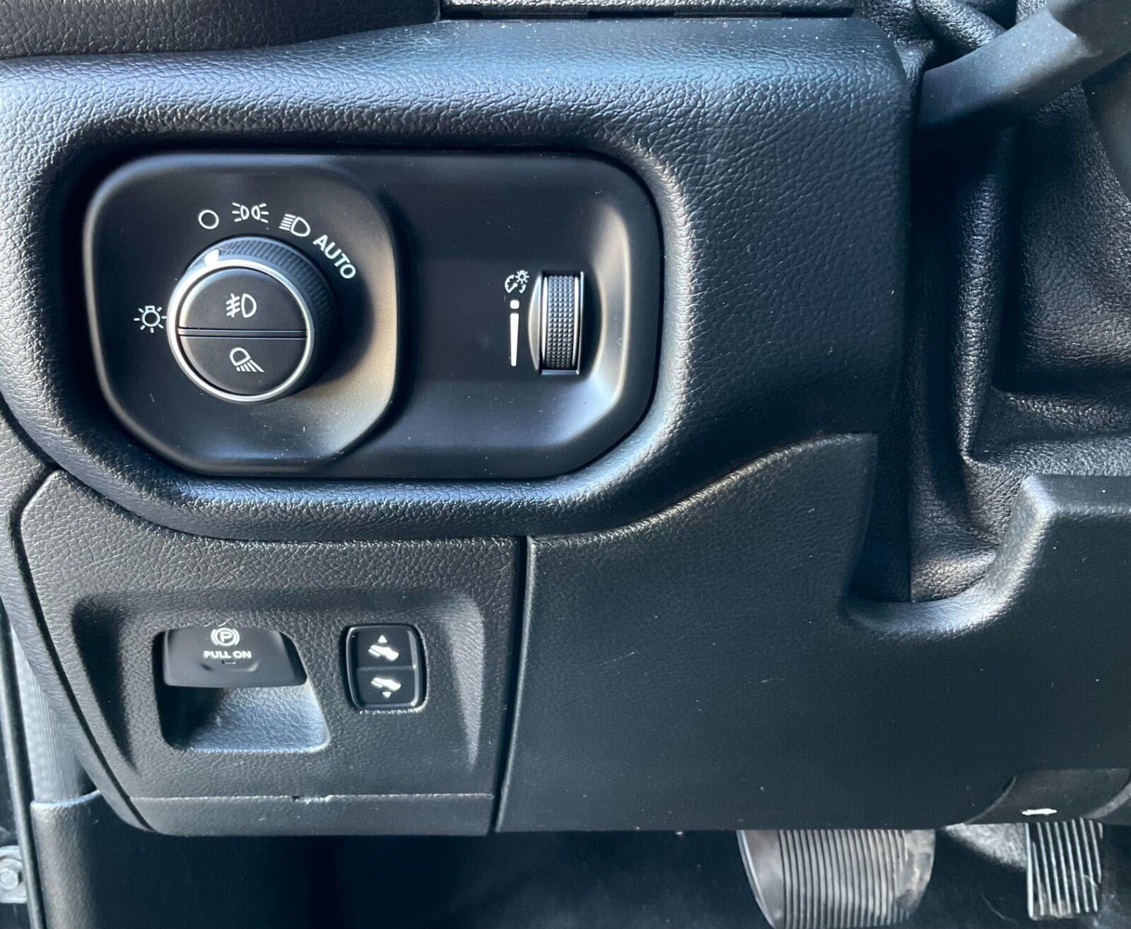 2020 RAM 1500 Big Horn Crew Cab 4x4 5'7' Box